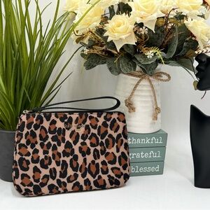 Kate Spade New York CHELSEA LEOPARD MEDIUM WRISTLET POUCH